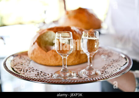 Polacco tradizione di nozze il pane, il sale e la vodka. Foto Stock