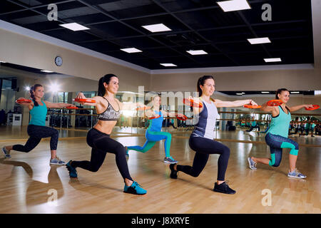 Belle ragazze sono impegnati nella formazione di gruppo in palestra Foto Stock