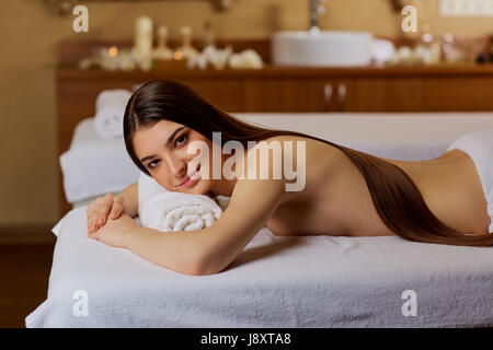 Giovane donna giacente in spa salone Foto Stock