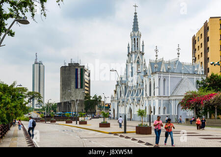 Cali, Colombia - 6 Febbraio 2014: la gente in una strada di fronte al La Ermita chiesa nella città di Cali, Colombia Foto Stock