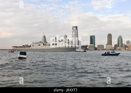 USS New York (LPD-21), è un trasporto anfibio darsena di Marina degli Stati Uniti che si distingue per l'utilizzo di un importo simbolico di acciaio recuperati dal W Foto Stock