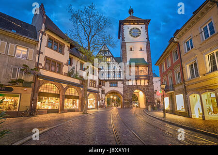 Schwabentor - Storica porta della città al crepuscolo in Freiburg im Breisgau, Baden-Württemberg, Germania Foto Stock