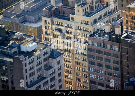 La luce del sole riflette la costruzione di finestre in Chelsea Manhattan New York City USA Foto Stock