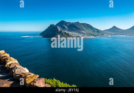 Vista su Hout Bay Harbor altezze su Chapman's Peak Drive, Cape Peninsula, Western Cape, Sud Africa Foto Stock