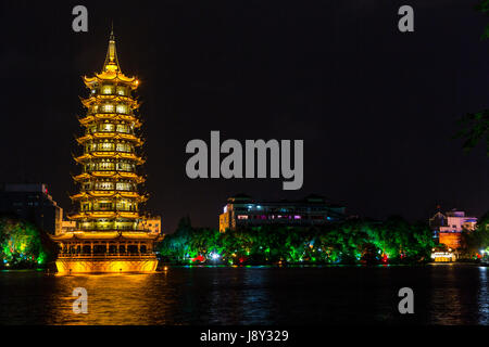 Guilin, Cina. Sun Pagoda accanto al lago di abete, di notte. Foto Stock