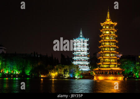 Guilin, Cina. Sole e Luna pagode, da Shan Lake. Foto Stock