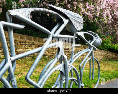 I ciclisti scultura per la commemorazione del 2014 Tour de France a Knaresborough North Yorkshire, Inghilterra Foto Stock