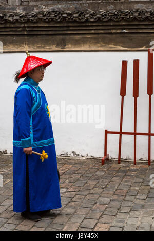 Guilin, Cina. La storia orale attori in costume della dinastia Qing funzionario del tribunale. Foto Stock