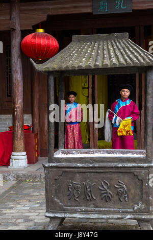 Guilin, Cina. La storia orale Performer Preparazione di annunciare i risultati degli esami data di entrata in servizio imperiale. Foto Stock