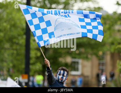 Un giovane fan davanti a Huddersfield Town promozione parade di Huddersfield Town Center. Foto Stock