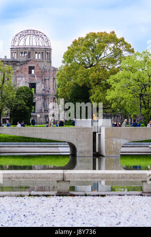 Fiamma di Pace di Hiroshima Parco della Pace. WW2 una bomba a memorial. Prefectural Promozione Industriale Hall Foto Stock