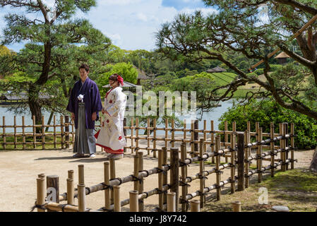 Un giovane giapponese giovane in abito tradizionale, uno yukata kimono, essendo photgraphed prima del loro matrimonio. Foto Stock