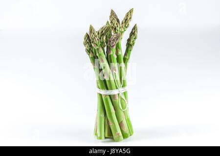 Un covone di asparagi su uno sfondo bianco isolato Foto Stock