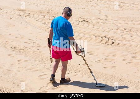 L'uomo con il rivelatore di metalli a Bournemouth Beach e Bournemouth Dorset nel Maggio Foto Stock