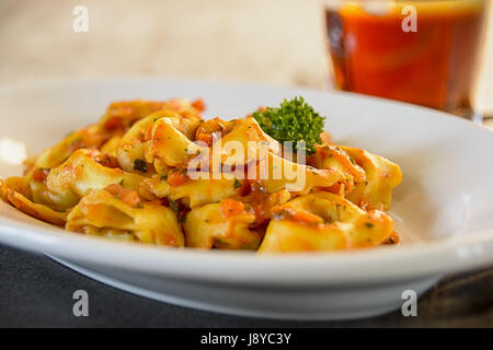 Ravioli con bassa salsa al dettaglio 2 Foto Stock