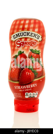 Winneconne, WI - 16 Maggio 2017: una bottiglia di Smuckers spremere frutta fragola sparsi su un isolato sfondo. Foto Stock