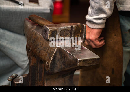 Fabbro, antica fucina e fabbro strumenti - arte folcloristica Foto Stock