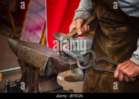 Fabbro, antica fucina e fabbro strumenti - arte folcloristica Foto Stock