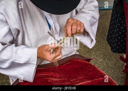 Tradizionale tinker (Drotar) facendo una ciotola dal filo - arte folcloristica Foto Stock