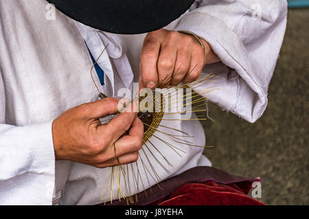 Tradizionale tinker (Drotar) facendo una ciotola dal filo - arte folcloristica Foto Stock