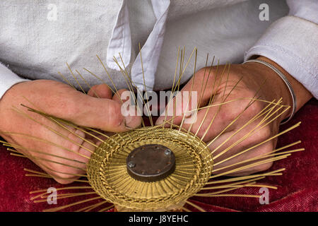 Tradizionale tinker (Drotar) facendo una ciotola dal filo - arte folcloristica Foto Stock