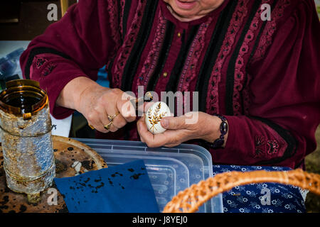 Donna in costume folk pitture tradizionali uova di pasqua - arte folcloristica Foto Stock