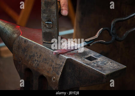 Fabbro, antica fucina e fabbro strumenti - arte folcloristica Foto Stock