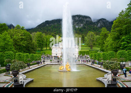 Ettal, Germania - 5 Giugno 2016: Linderhof Palace è un hotel Schloss in Germania, nel sud-ovest della Baviera vicino a Ettal Abbey. Fontana della flora di gruppo e putti sul Foto Stock