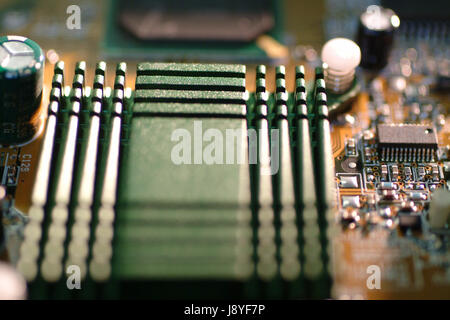 Close-up del circuito stampato per via di un computer desktop dettagli della scheda madre cpu Foto Stock