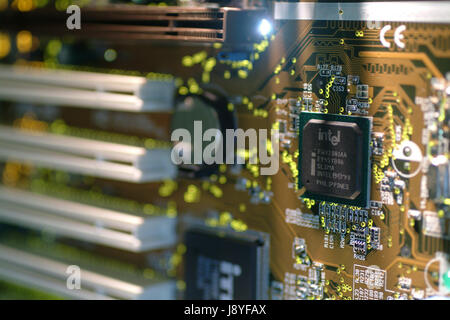 Close-up del circuito stampato per via di un computer desktop dettagli della scheda madre cpu Foto Stock