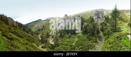 Vista panoramica del monte Ciucas sulla molla, parte della gamma dei Carpazi della Romania Foto Stock