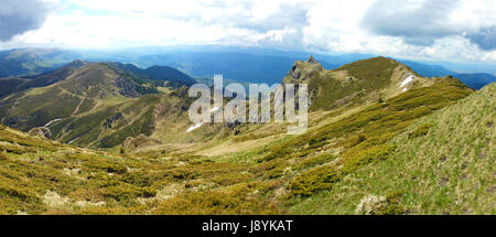 Vista panoramica del monte Ciucas sulla molla, parte della gamma dei Carpazi della Romania Foto Stock