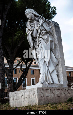 Statua di Santa Caterina da Siena vicino al Castel Sant'Angelo a Roma Italia Foto Stock