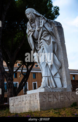 Statua di Santa Caterina da Siena vicino al Castel Sant'Angelo a Roma Italia Foto Stock