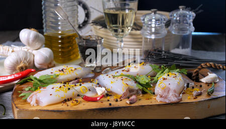 Vista di ingredienti per la pasta nera con calamari (seppie) e l'inchiostro Foto Stock