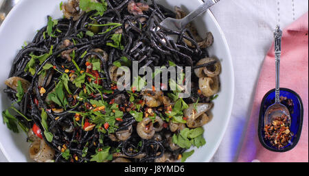 Vista dall'alto in basso di deliziosa pasta nera con calamari (seppie) e l'inchiostro Foto Stock