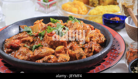 Vista ravvicinata di un delizioso pollo tikka masala con spezie indiane Foto Stock