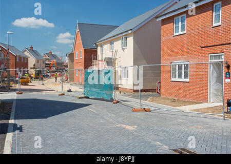 Un edificio sito su di un nuovo grande greenfield housing development con breeze blocchi, metà mura, mattoni e ponteggi Foto Stock