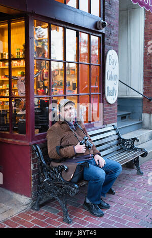 Boston, Stati Uniti d'America - 28 Aprile 2015: uomo seduto sul banco di lavoro presso il centro cittadino di Boston, MA, Stati Uniti. Foto Stock