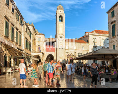 Dubrovnik Croazia - Agosto 18, 2016: la folla di turisti sulla piazza a Stradun Street nella città vecchia di Dubrovnik, Croazia Foto Stock