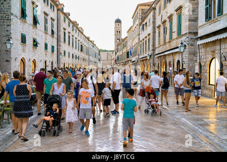 Dubrovnik Croazia - Agosto 18, 2016: Persone a Stradun Street nella città vecchia di Dubrovnik, Croazia Foto Stock