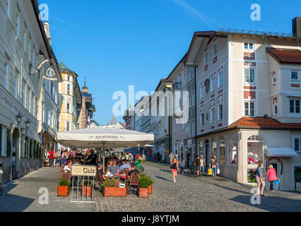 Caffetterie, bar e ristoranti su Markstrasse nel tardo pomeriggio, Bad Tölz, Baviera, Germania Foto Stock