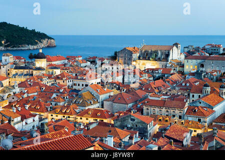 Mare Adriatico e la città vecchia con San Biagio Chiesa, Dubrovnik, Croazia Foto Stock