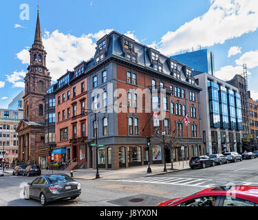 Boston, Stati Uniti d'America - 28 Aprile 2015: Arlington Street e chiesa nel centro cittadino di Boston, MA, Stati Uniti d'America Foto Stock