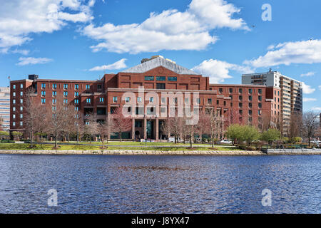 Boston, Stati Uniti d'America - 28 Aprile 2015: costruzione presso Charles River Boston, Massachusetts, USA. Foto Stock