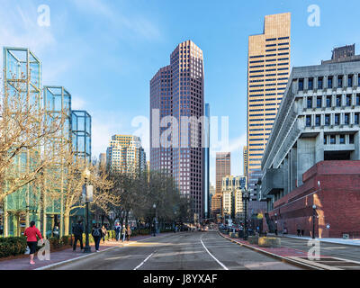 Boston, Stati Uniti d'America - 28 Aprile 2015: Memoriale dell Olocausto Union Street Park e grattacieli in Congress Street nel centro cittadino di Boston, MA, Stati Uniti d'America. Persone su ba Foto Stock