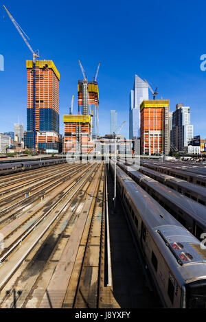 L'Hudson Yards sito in costruzione con binari ferroviari (2017). Midtown Manhattan, New York City Foto Stock