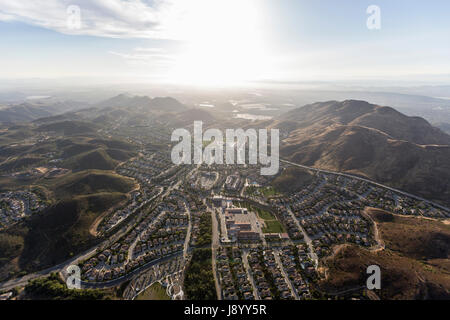 Vista aerea di case di periferia e colline in Newbury Park, California. Foto Stock