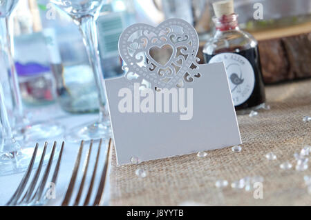Cuore vuoto a forma di scheda di nozze su tavola Foto Stock