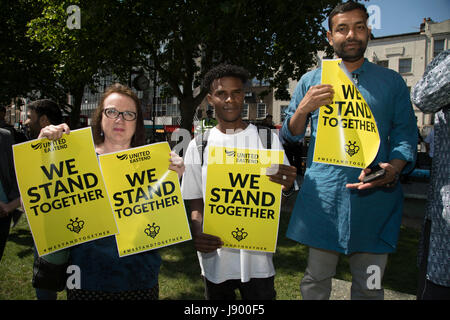 Raccolta di solidarietà in ricordo del Manchester vittime di attacco in Altab Ali Park il giorno 26 Maggio 2017 a Whitechapel nella zona est di Londra, Regno Unito. Persone di tutte le fedi religiose ma soprattutto musulmani provenienti da comunità locali nonché di altre etnie si sono riuniti in un incontro multiculturale di stare insieme contro il terrorismo e a pensare alle famiglie colpite dai recenti eventi. Foto Stock